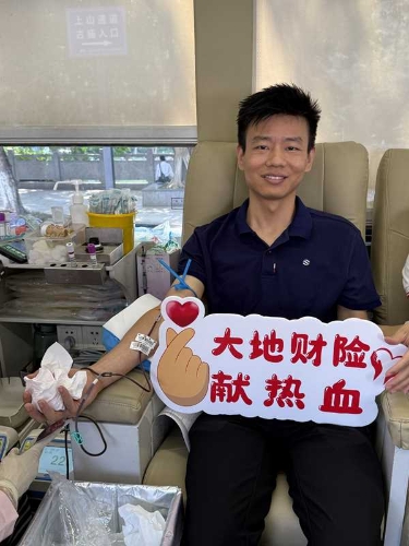 在廣東，公司積極參加東莞保險業(yè)第九屆“保險傳大愛 熱血獻真情”愛心獻血活動，并在旗峰公園開展公益健步走活動，沿途向市民普及保險保障知識，傳播金融消費者權益理念3