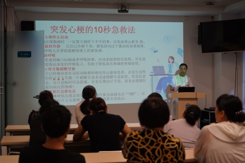 河南分公司邀請健康專家舉辦“心腦血管疾病防治與健康管理”講座，醫(yī)生深入淺出地講解了夏季血壓、血糖、血脂波動的風險因素及科學管理策略，指導老年人日常飲食調節(jié)、適度運動安排和規(guī)律作息的重要性，為居民筑起健康防線。